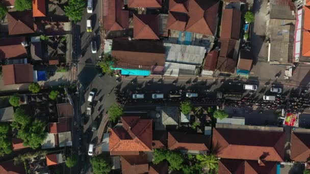 町の交通通りを横断する晴れた日のバリ島のフライト 空中トップダウンのパノラマ 4Kインドネシア — ストック動画