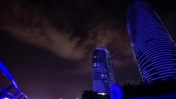 Noche Iluminado Hainan Isla Sanya Bahía Complejo Apartamentos Panorama Timelapse — Vídeo de stock