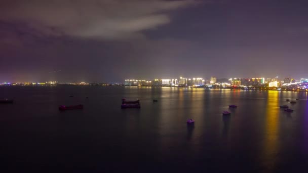 Noite Iluminado Hainan Ilha Sanya Baía Apartamento Complexo Panorama Timelapse — Vídeo de Stock