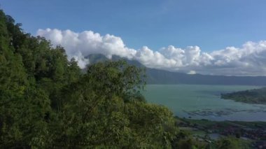 Güneşli bir gün Bali Adası ünlü volkanik krater gölü havadan panorama 4k Endonezya