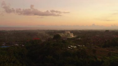 Güneşli akşam vakti Bali Adası Köyü sakin yaşam manzarası 4k Endonezya