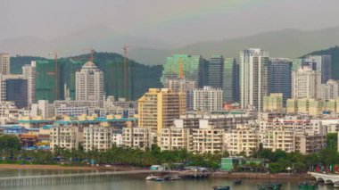 Sanya, HAINAN, ÇİN - 28 Eylül 2018 Sanya City 'nin ünlü sahili sahili sahili panoraması. 4k, zaman aşımı