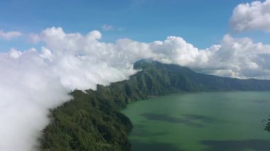 Güneşli bir gün Bali Adası ünlü volkanik krater gölü havadan panorama 4k Endonezya