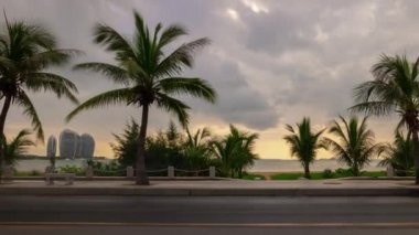 Gün batımı vakti Sanya şehir trafiği sokağı 4K Timelapse Hainan Adası Çin