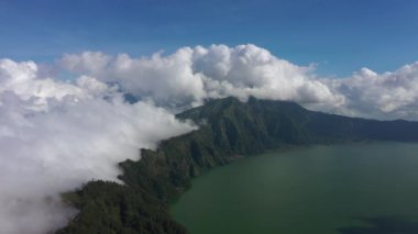 Güneşli bir gün Bali Adası ünlü volkanik krater gölü havadan panorama 4k Endonezya
