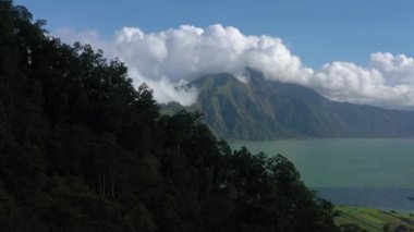 Güneşli bir gün Bali Adası ünlü volkanik krater gölü havadan panorama 4k Endonezya