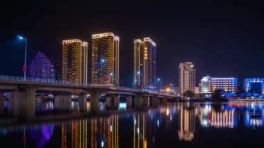 Gece aydınlatılmış Hainan Adası Sanya Körfezi Apartmanı Panorama 4k zaman dilimi Çin porseleni