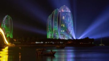 Gece aydınlatılmış Hainan Adası Sanya Körfezi Apartmanı Panorama 4k zaman dilimi Çin porseleni