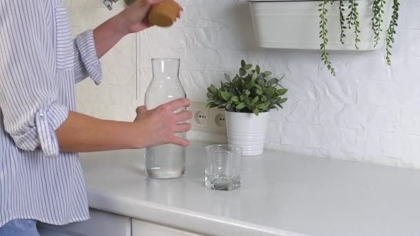 Woman hands pouring water from a bottle into a glass — Stock Video