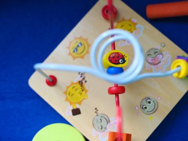 Yeşil arkaplanda kırmızı elma