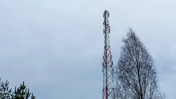 Toren Met Mobiele Operator Antennes Dramatische Lucht Achtergrond Toren Hosted — Stockfoto