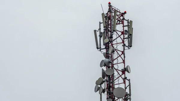 Башня Антеннами Оператора Мобильной Связи Фоне Впечатляющего Неба Башня Размещала — стоковое фото