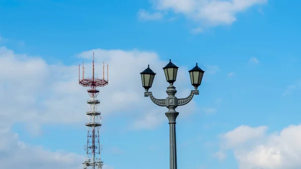 Телебашня Фоне Голубого Неба Облаками Переднем Плане Старинная Уличная Лампа — стоковое фото