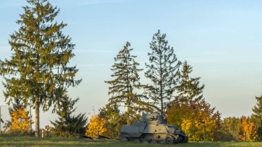 Eski askeri ekipmanların açık hava müzesinin panoramik görüntüsü. Halka açık askeri araç. Konutlandırma kavramı.