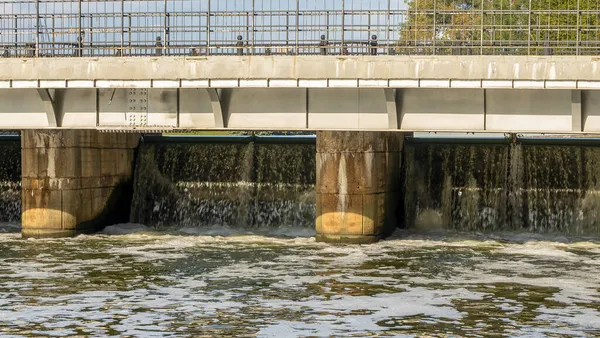 범람하고 City River Dam 가로질러 콘크리트로 — 스톡 사진