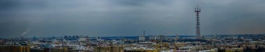 Minsk 'in panoramik şehir manzarası dramatik gökyüzü arka planında alacakaranlıkta.