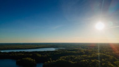 Yüksek irtifada güneşin ve açık mavi gökyüzünün görüntüsü. Güzel doğa arkaplanı.