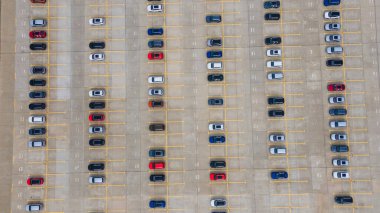 Hava manzaralı yeni araba ithalat ve ihracat işi lojistiği için otomobil fabrikasının sokak parkında satılığa çıktı. Ticari iş dünyası için otomobil ve otomobil otoparkı.