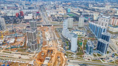 Yüksek katlı yeniden inşa binaları. Çalışma ekipmanlarıyla inşaat endüstrisi. Yukarıdan görüntüle.