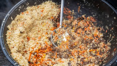 Kazanın içindeki pilavın dokusunu. Lezzetli pilav sokakta büyük bir kazanda pişirilir. Sokak yemekleri konsepti.