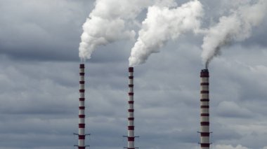 Lukomlskaya Gres 'in panoramik görüntüsü. Elektrik santrali dumanlı bacalar. Ekolojik bir sorun. Çevre kirliliği kavramı.