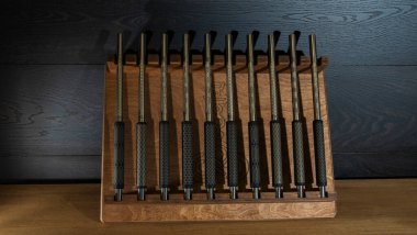 Şisha dükkanında satılık ahşap bir kutunun içindeki nargile için modern ağızlık seti. Koyu ahşap arka planda nargile parçaları. Nargile dükkanı reklamı için görüntü.