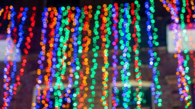 Noel ışıkları. Yeni yıl kutlamaları pembe, mor ve siyah arka planda. Güzel, ışıl ışıl bir arka plan, doku. Xmas kavramı.