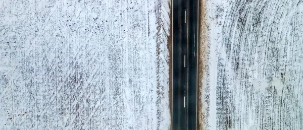 Widok Góry Powietrza Drodze Zima Polu Którym Będą Samochody — Zdjęcie stockowe
