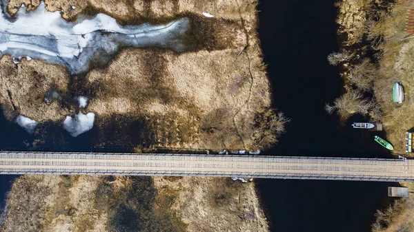 Vista Aérea Del Puente Madera Sobre Pequeño Río Primavera — Foto de Stock