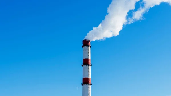 ボイラー室の煙突から白い濃い煙 工業地帯 — ストック写真