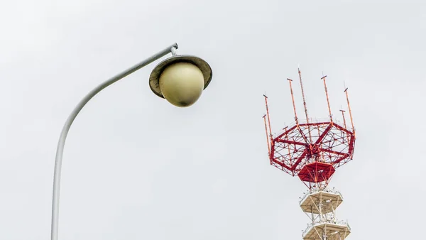 Planda Sokak Lambası Olan Televizyon Kulesi Fenerler Gökyüzü Arka Planında — Stok fotoğraf