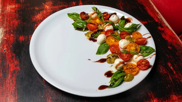 Salada Caprese Refeição Saudável Com Tomates Cereja Bolas Mussarela Especiarias — Fotografia de Stock