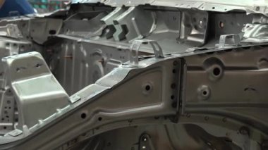 Fabrikadaki modern araba montajı. Cesedin konveyörde. Endüstri kavramı.