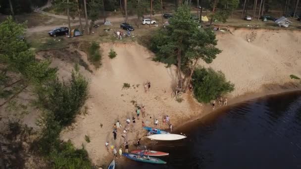 Nehir Kıyısındaki Kanolar Turist Kano Iskelesi Turist Kampı Turist Gezisi — Stok video