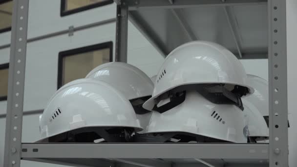 Weiße Schutzhelmhüte Für Das Sicherheitsprojekt Des Arbeiters Als Ingenieur Oder — Stockvideo