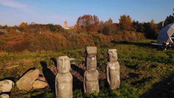 Réplique Mystérieuse Statue Moai Des Îles Pâques Vieilles Ruines Église — Video