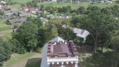 Eski St. Barbara Ortodoks Kilisesi 'nin havadan görünüşü. Raitsa köyü, Grodno bölgesi, Belarus. Miras kavramı.
