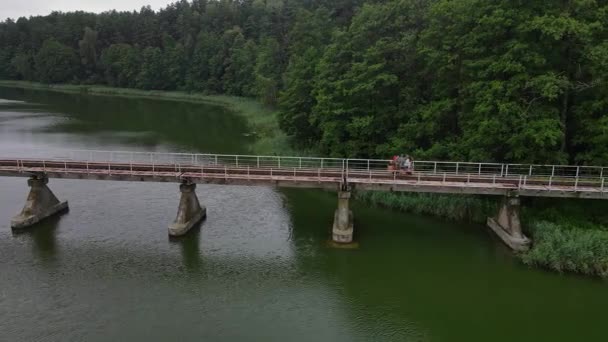 Widok Góry Most Wąskotorową Trasą Kolejową Ludzie Jeżdżą Kolejką Wodzie — Wideo stockowe