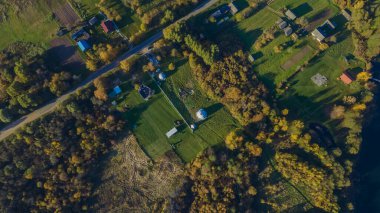 Göl kıyısında sarı ağaçlar olan sonbahar manzarası. Doğa konsepti. Metin için boşluk.