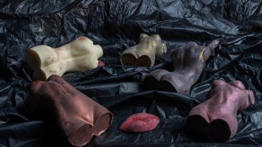 Çıplak kadın vücudu şeklinde çikolatalı heykelcikler. LGBT konsepti. Alışılmadık şekerler. LGBTQ tasarımı için resim. Doku ve arkaplan.