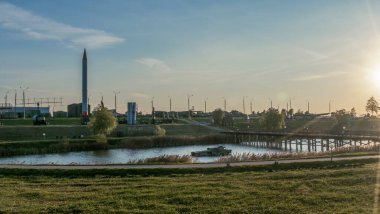 Eski askeri ekipmanların açık hava müzesinin panoramik görüntüsü. Halka açık askeri araç. Konutlandırma kavramı.