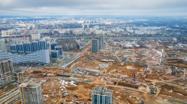 Yüksek katlı yeniden inşa binaları. Çalışma ekipmanlarıyla inşaat endüstrisi. Yukarıdan görüntüle.