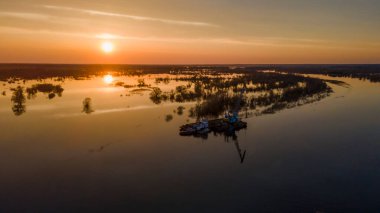 Gün batımında suların yükseldiği bir dönemde ağaçları sel basmış. Alacakaranlıkta sular altında kalan ağaçlar, Belarus 'un Turov kenti yakınlarındaki Pripyat Nehri' ni sel basıyor. Doğa ve seyahat kavramı.