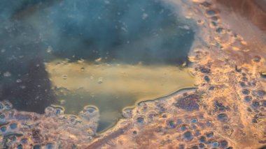 Sıcak sıcak şaraplı kazanlar. Sıcak şarap sokaktaki eski bir kazanda pişirilir. Açık ateşte yemek pişirmek. Yakın plan. Neşeli alkol içeceği..