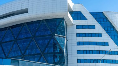 Tasarım için soyut modern bina arka planı. Ofis binasının penceresini kapatın..