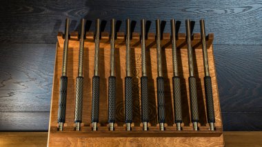 Şisha dükkanında satılık ahşap bir kutunun içindeki nargile için modern ağızlık seti. Koyu ahşap arka planda nargile parçaları. Nargile dükkanı reklamı için görüntü.