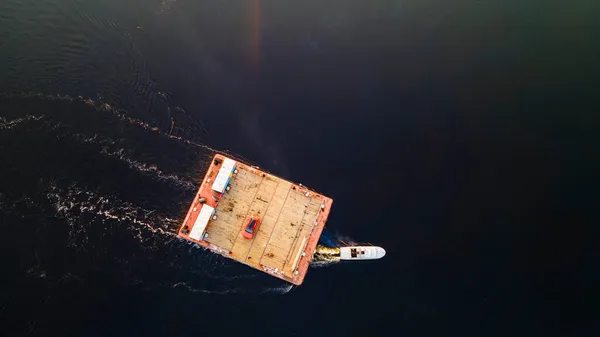 Вид Воздуха Небольшой Деревянный Паром Пересекающий Реку Оранжевой Машиной Традиционный — стоковое фото