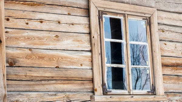 Okna Deskami Starej Drewnianej Ścianie Domu Rzeźbienie Zdobi Stare Okno — Zdjęcie stockowe