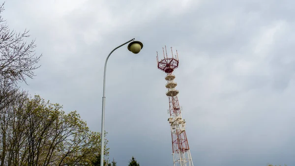 Torre Televisión Con Farola Primer Plano Linterna Alta Torre Metal —  Fotos de Stock