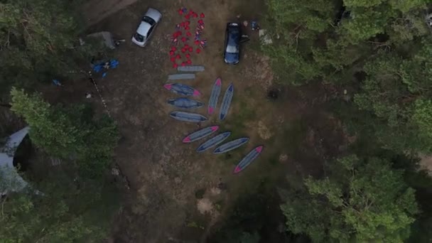 Kajaks Ufer Des Flusses Kajakanleger Für Touristen Touristenlager Bootsanlegestelle Auf — Stockvideo